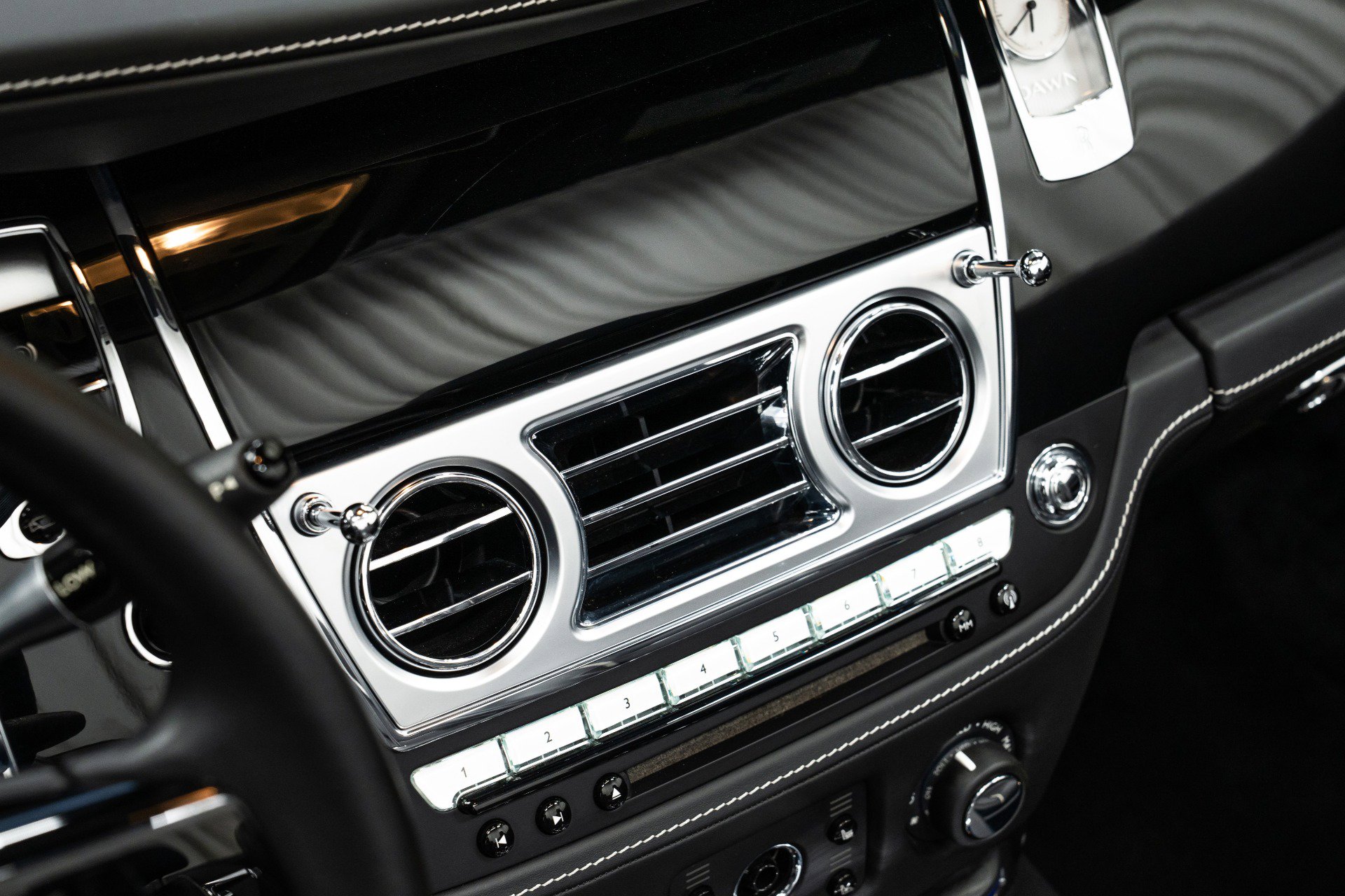 Used 2017 Rolls-Royce Dawn image 30