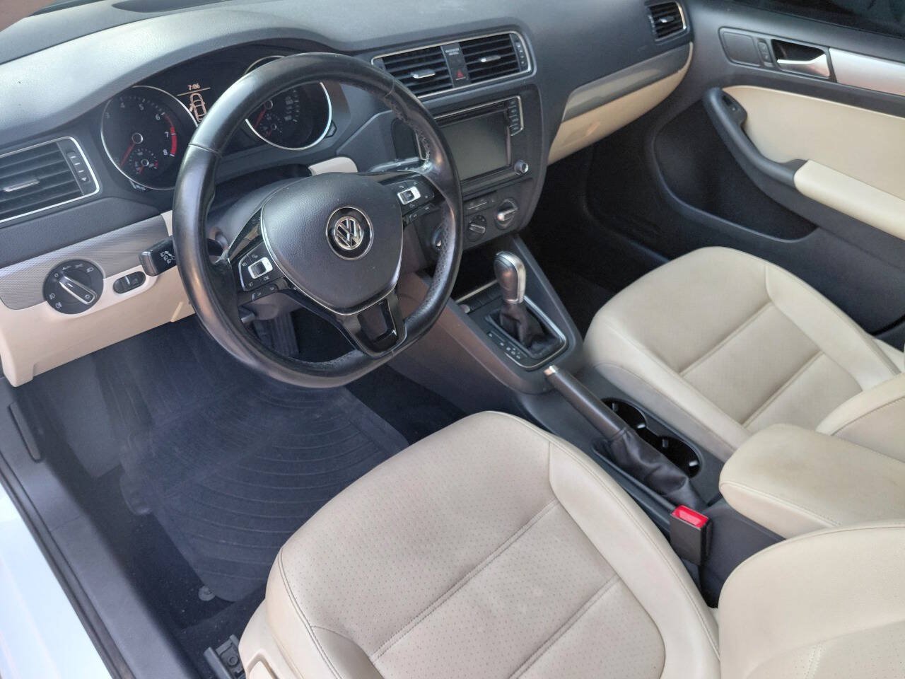 Used 2017 Volkswagen Jetta SE FWD image 9