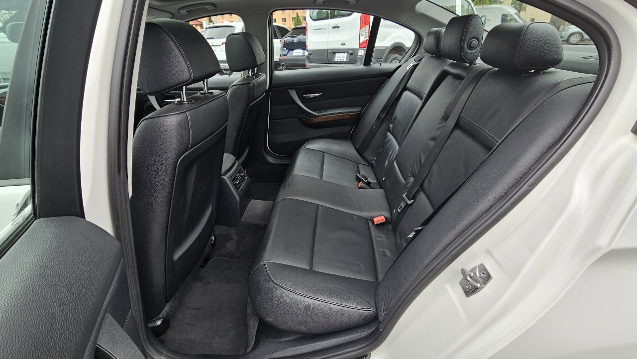 Used 2011 BMW 328i Sedan w/ Premium Pkg image 18