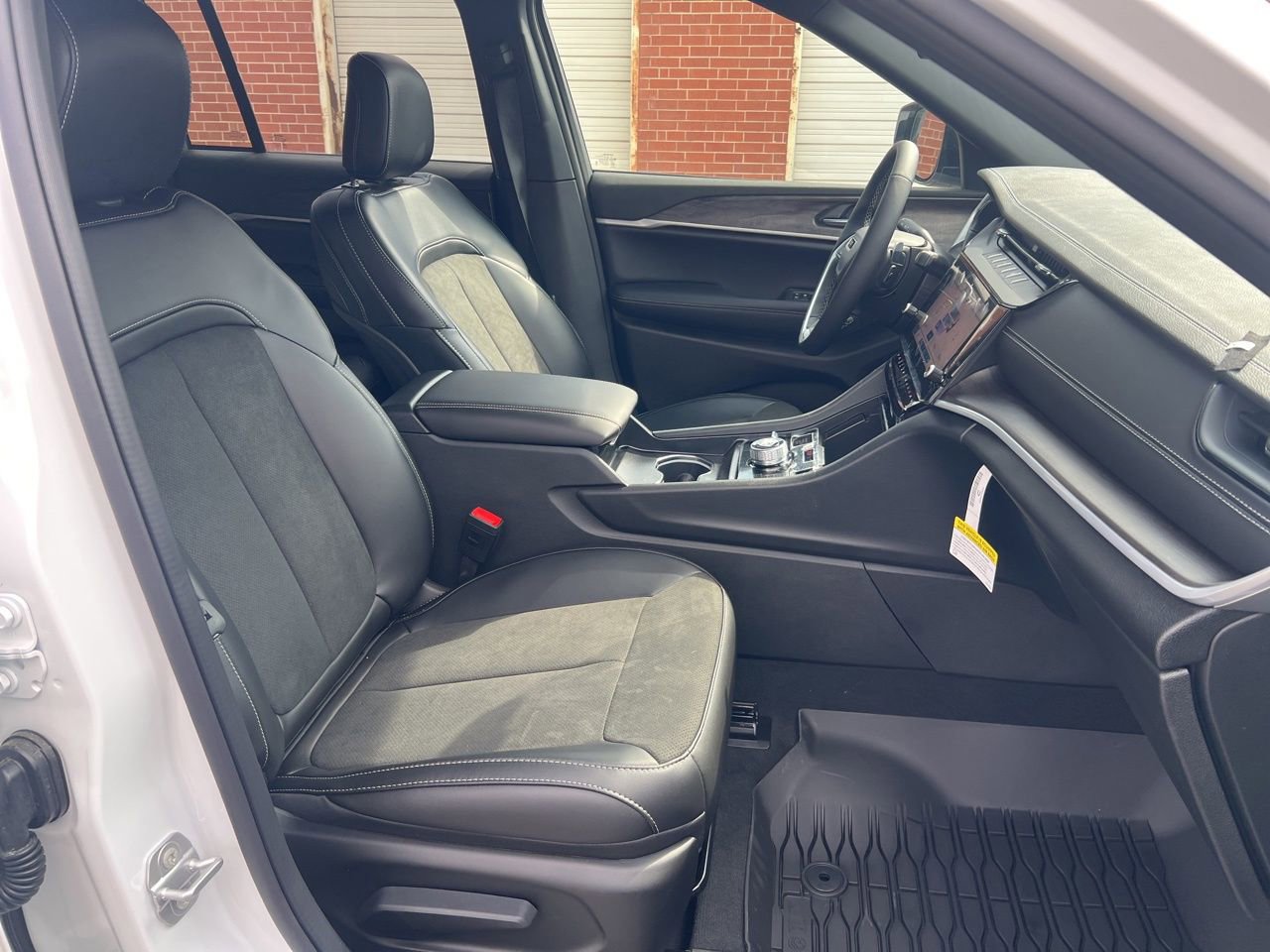 New 2026 Jeep Grand Cherokee Altitude AWD/4WD image 21