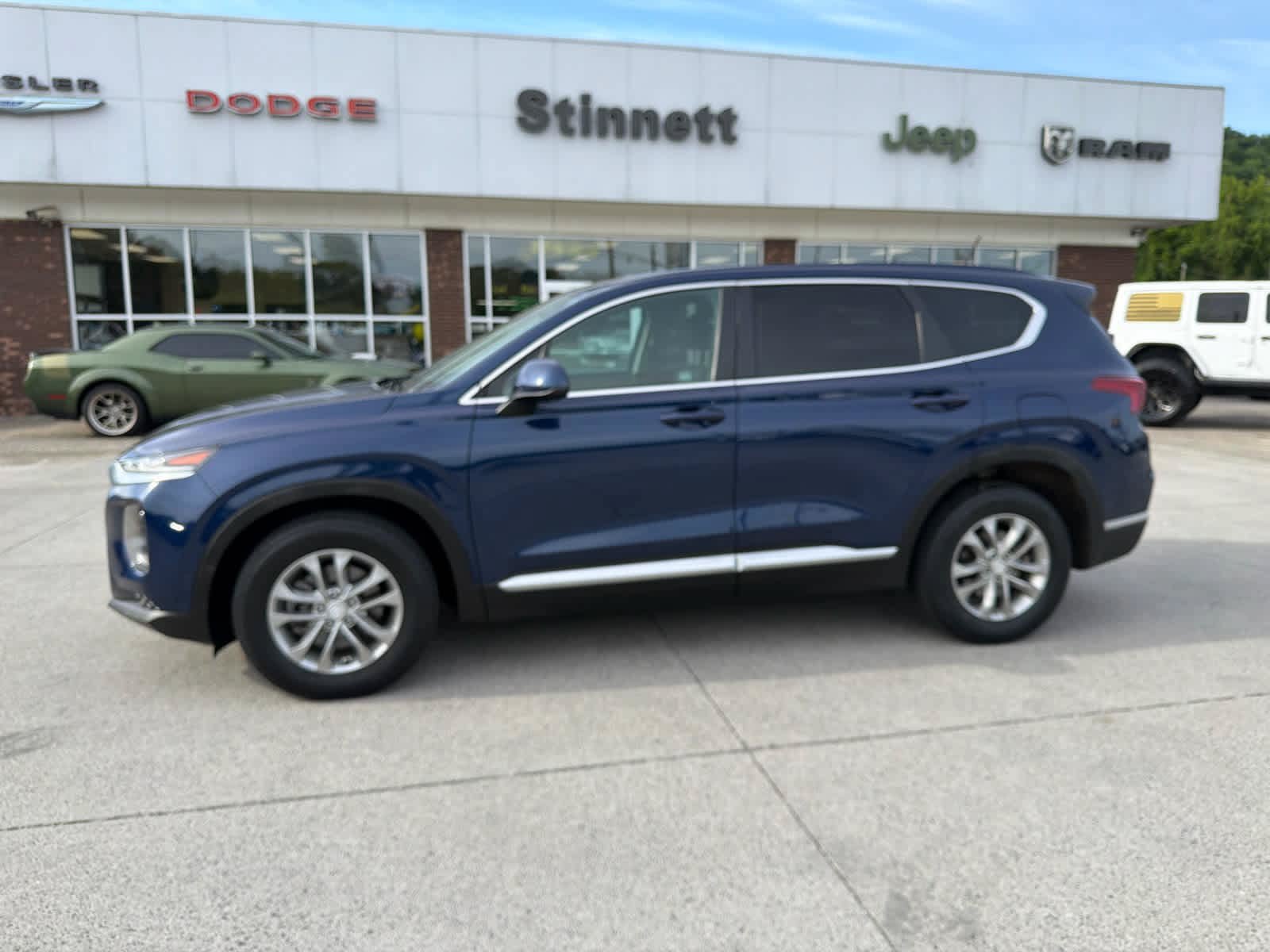 Used 2020 Hyundai Santa Fe SE AWD/4WD image 2
