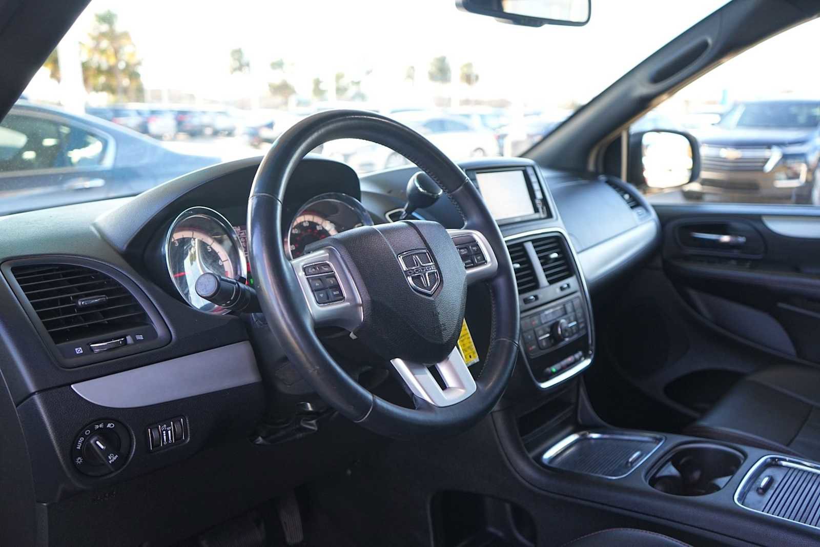 Used 2018 Dodge Grand Caravan GT image 2
