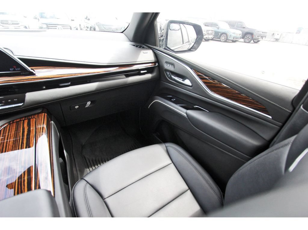 Used 2024 Cadillac Escalade ESV Luxury RWD image 10