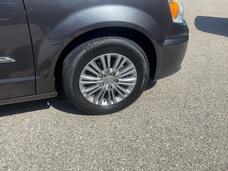 Used 2016 Chrysler Town & Country Touring-L image 7