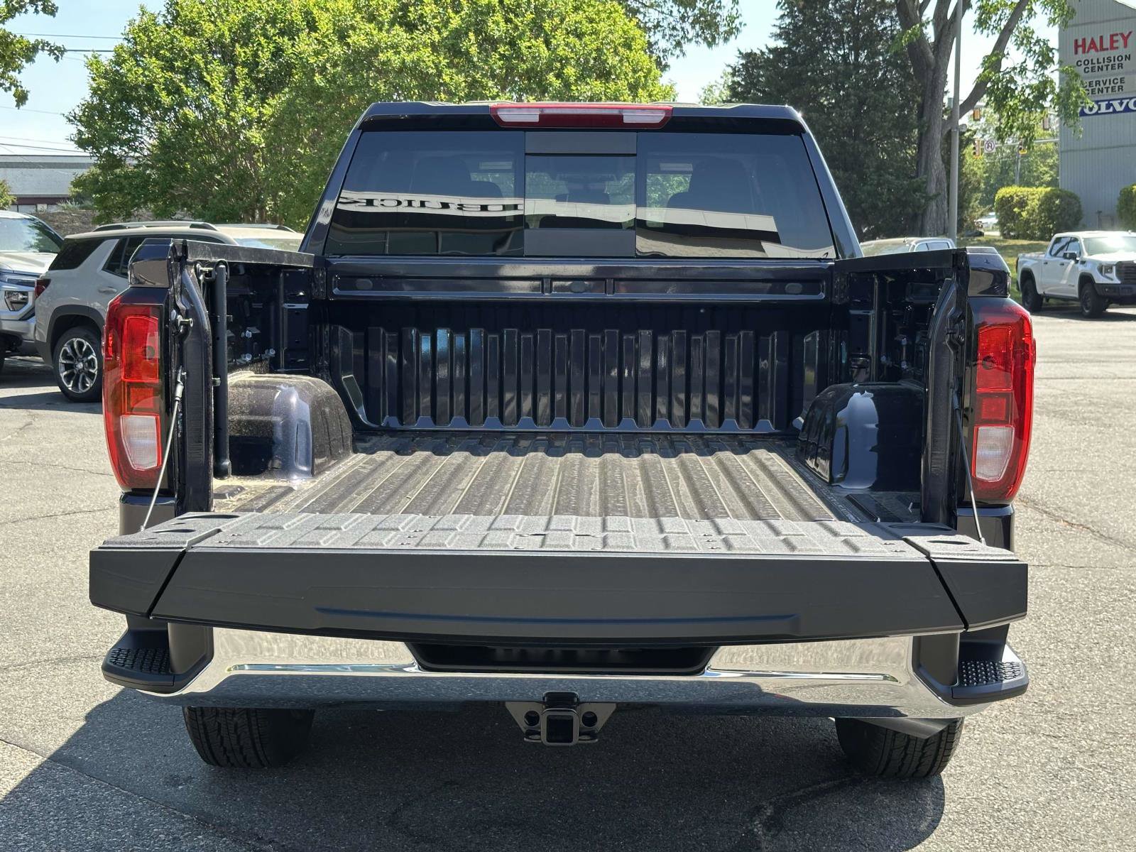 New 2025 GMC Sierra 1500 SLE w/ Preferred Package image 12