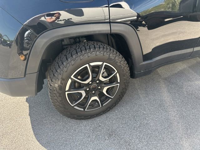 Used 2025 Jeep Compass Trailhawk w/ Trailer Tow Group AWD/4WD image 18