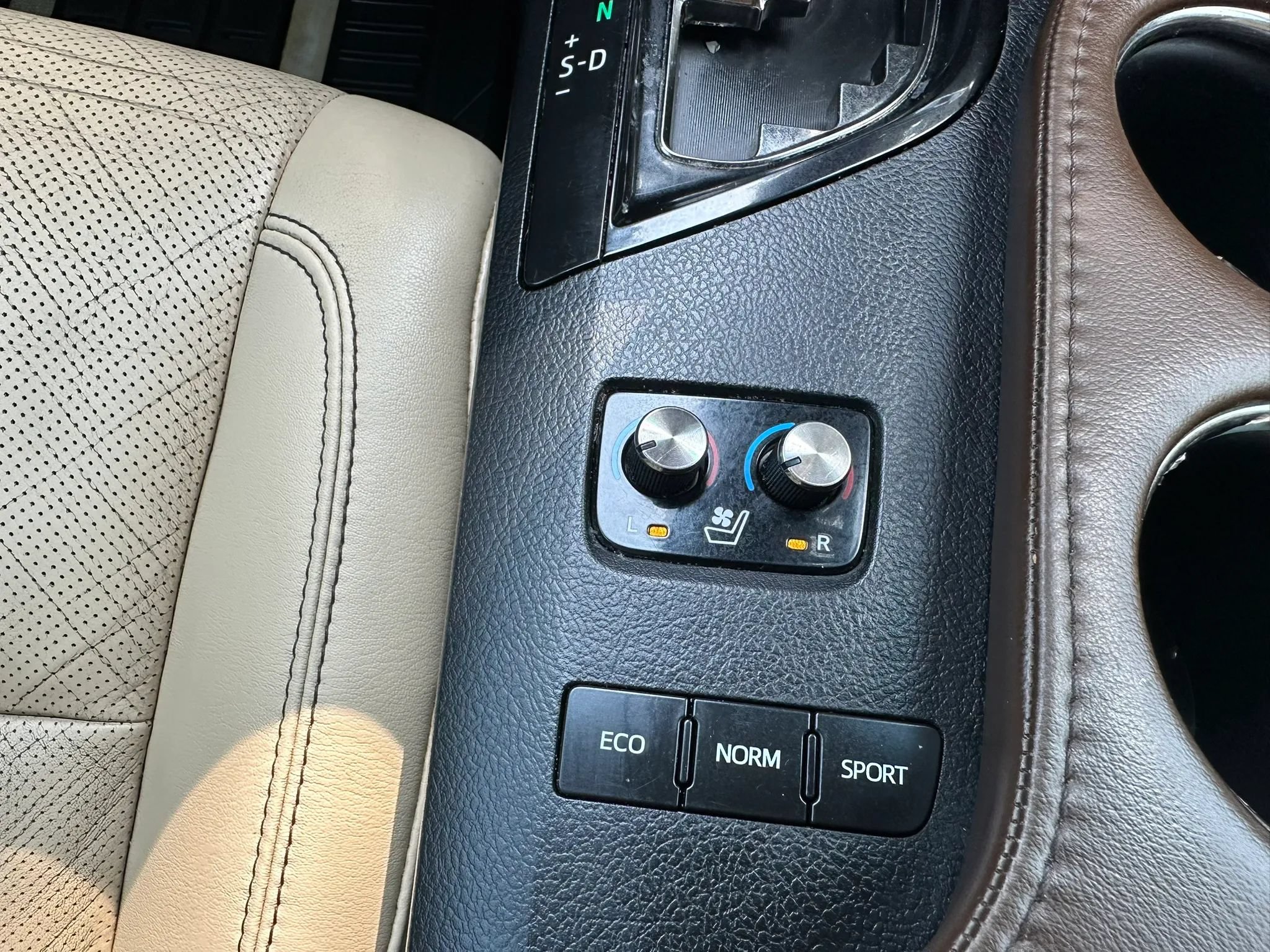 Used 2014 Toyota Avalon Limited FWD image 17