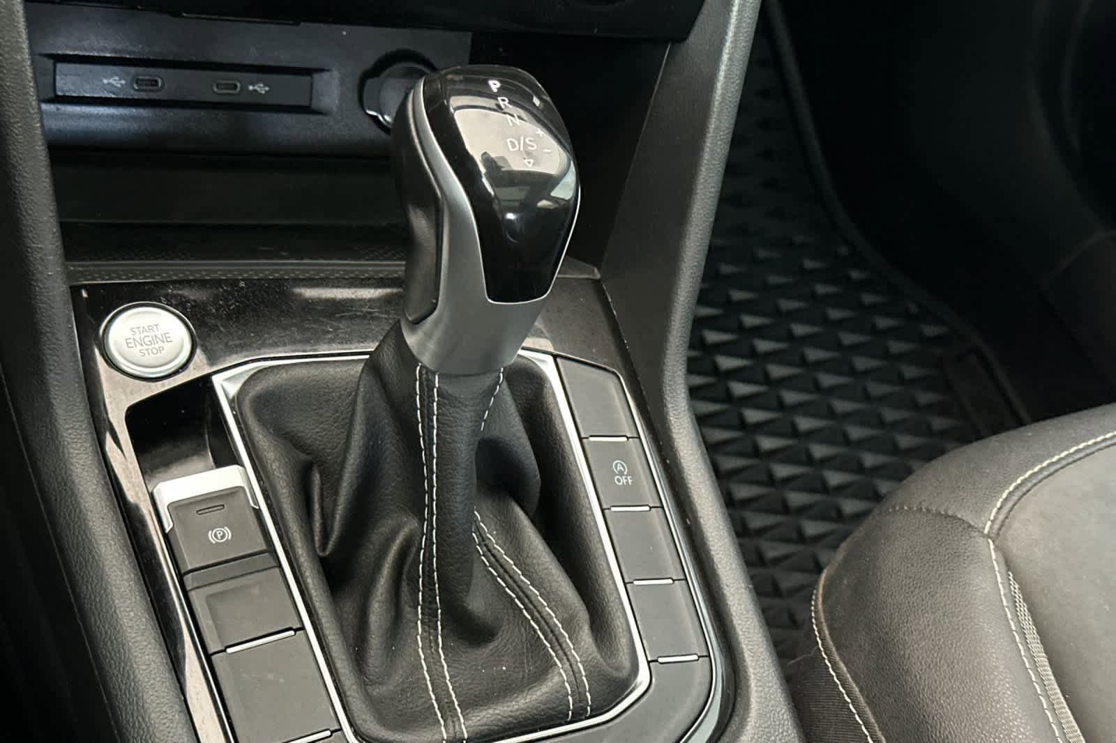 Used 2024 Volkswagen Taos SE w/ Panoramic Sunroof Package FWD image 23