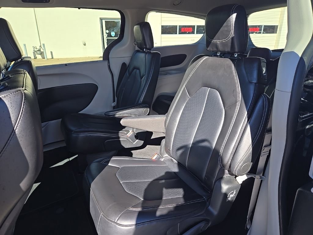 Used 2024 Chrysler Pacifica Touring-L image 24