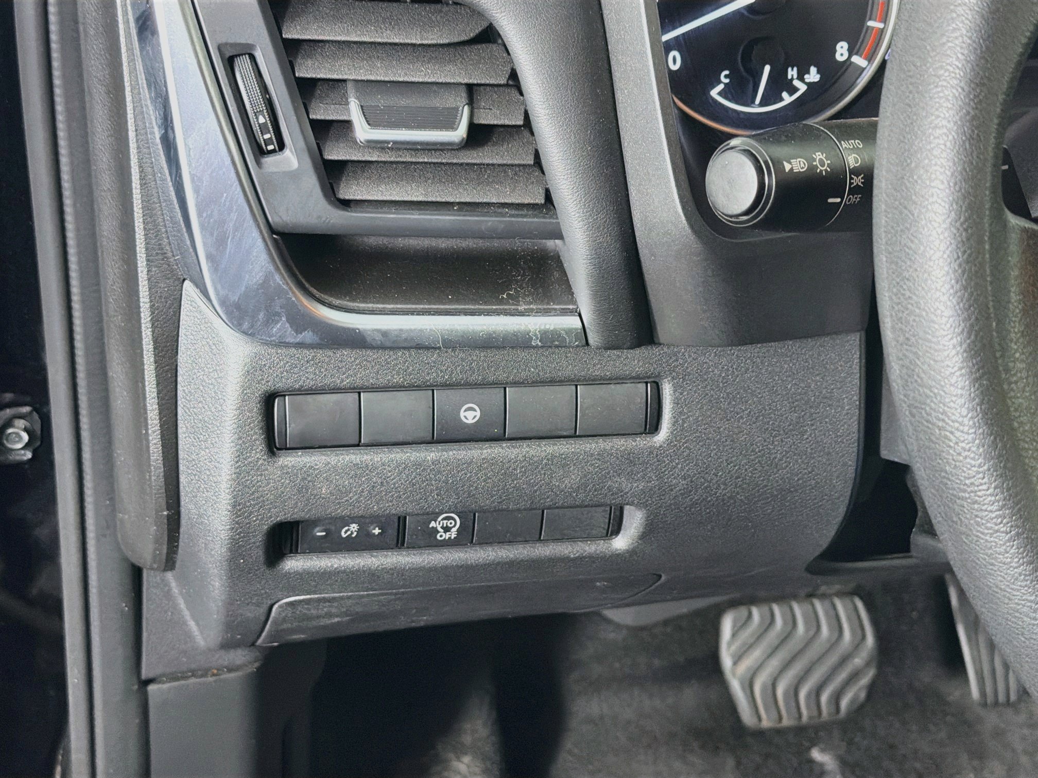 Used 2023 Nissan Rogue SV AWD/4WD image 17