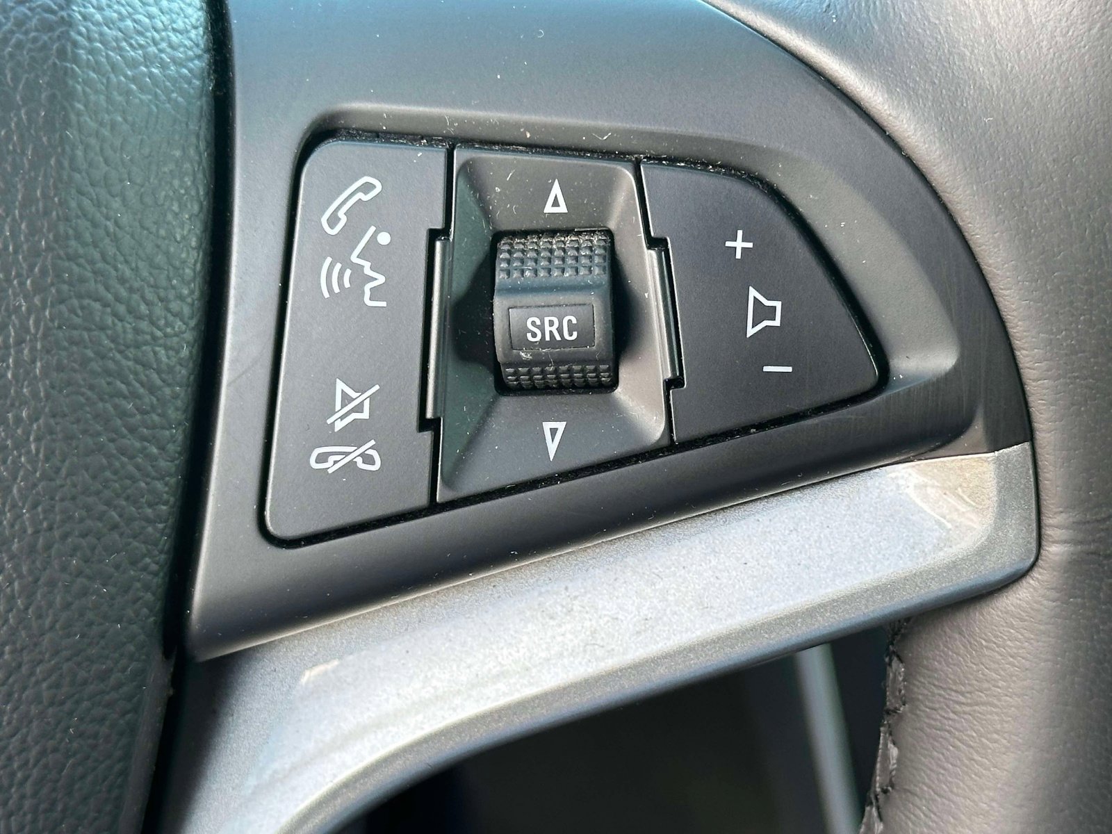 Used 2022 Chevrolet Trax LT w/ Midnight Edition image 23