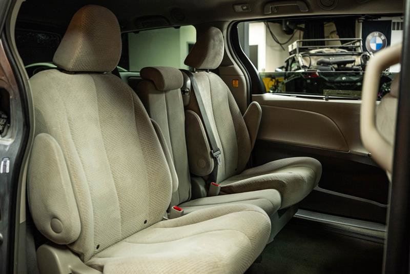 Used 2012 Toyota Sienna LE w/ Towing Pkg image 12