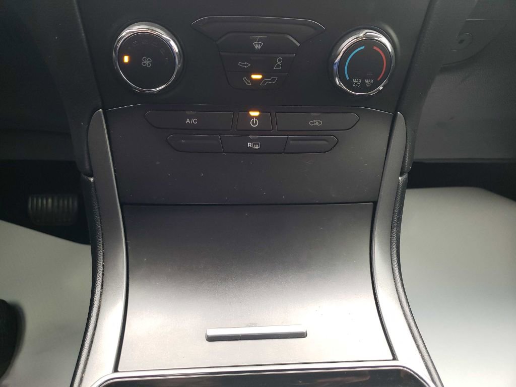Used 2019 Ford Edge SE image 14