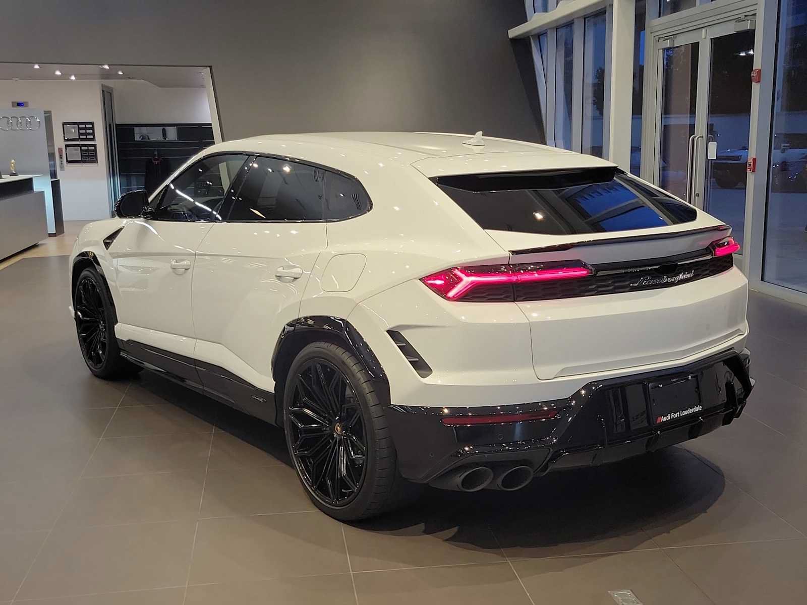 Used 2025 Lamborghini Urus SE AWD/4WD image 4