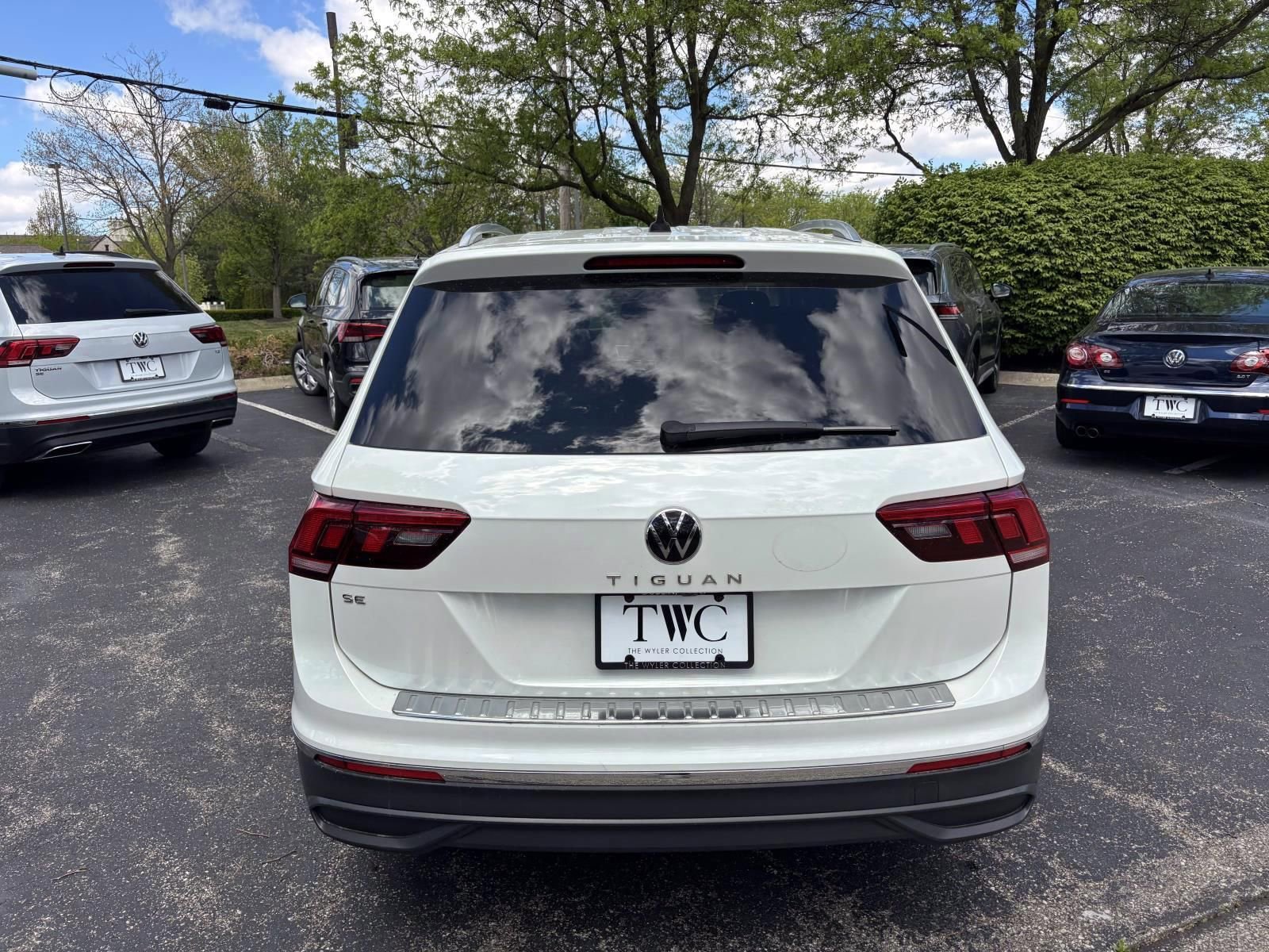 Used 2023 Volkswagen Tiguan SE w/ Panoramic Sunroof Package FWD image 6