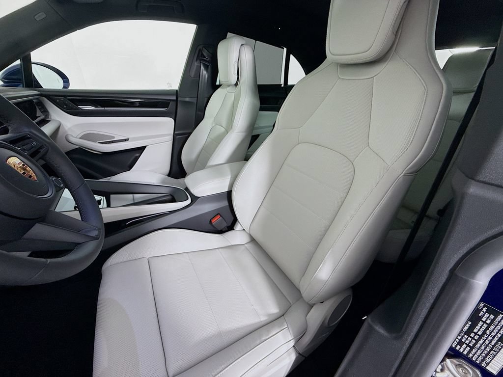 New 2025 Porsche Macan 4S Electric AWD/4WD image 5