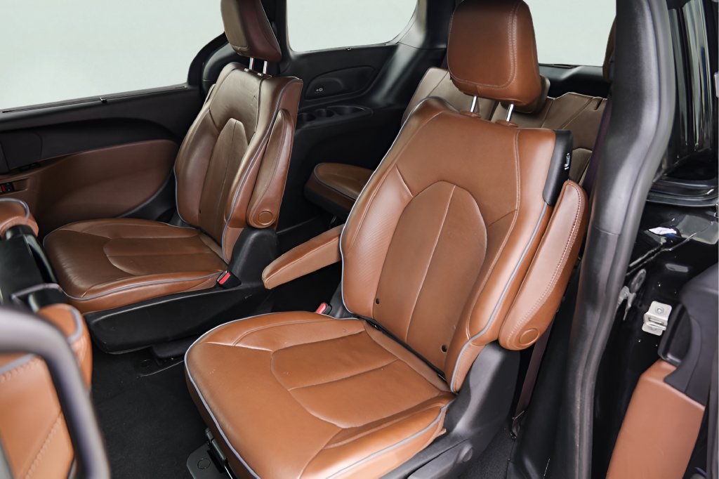 Used 2021 Chrysler Pacifica Limited w/ Uconnect Theater Family Group FWD image 26