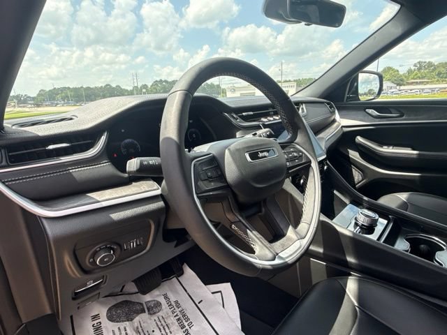 Used 2025 Jeep Grand Cherokee L Limited w/ Black Appearance Package AWD/4WD image 15