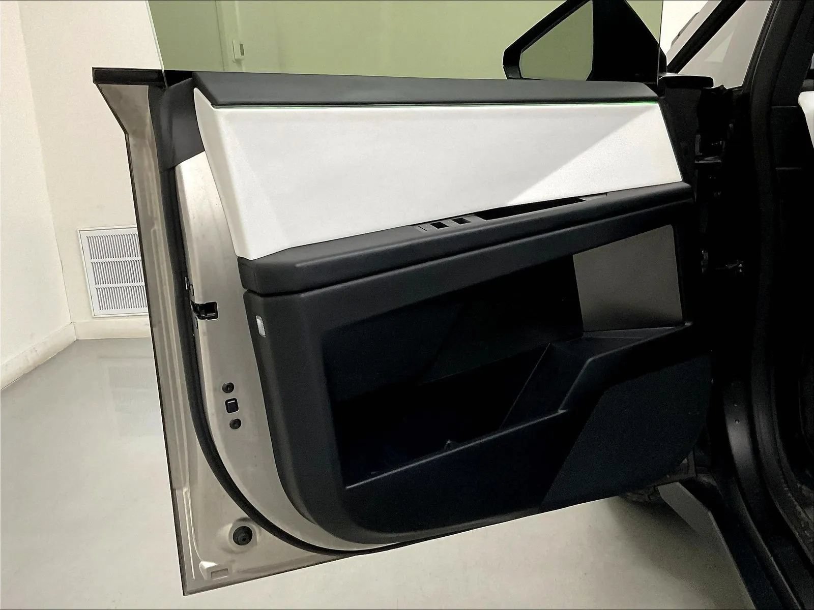 Used 2024 Tesla Cybertruck AWD Crew Cab image 16