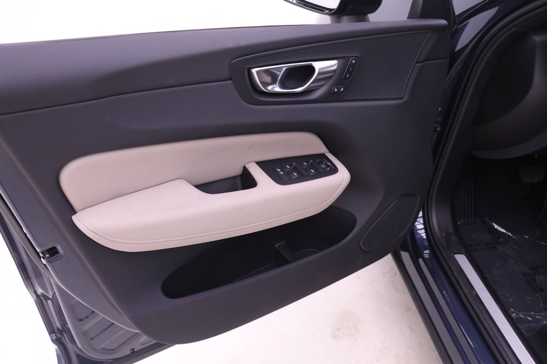 New 2026 Volvo XC60 T8 Plus w/ Climate Package PRO AWD/4WD image 11