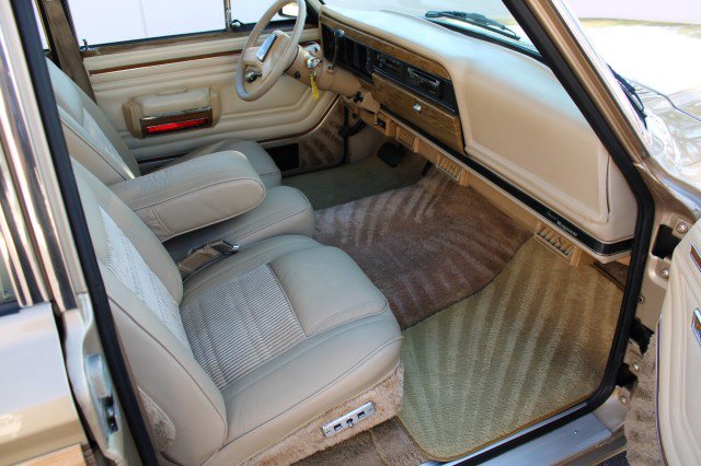 Used 1990 Jeep Grand Wagoneer image 8