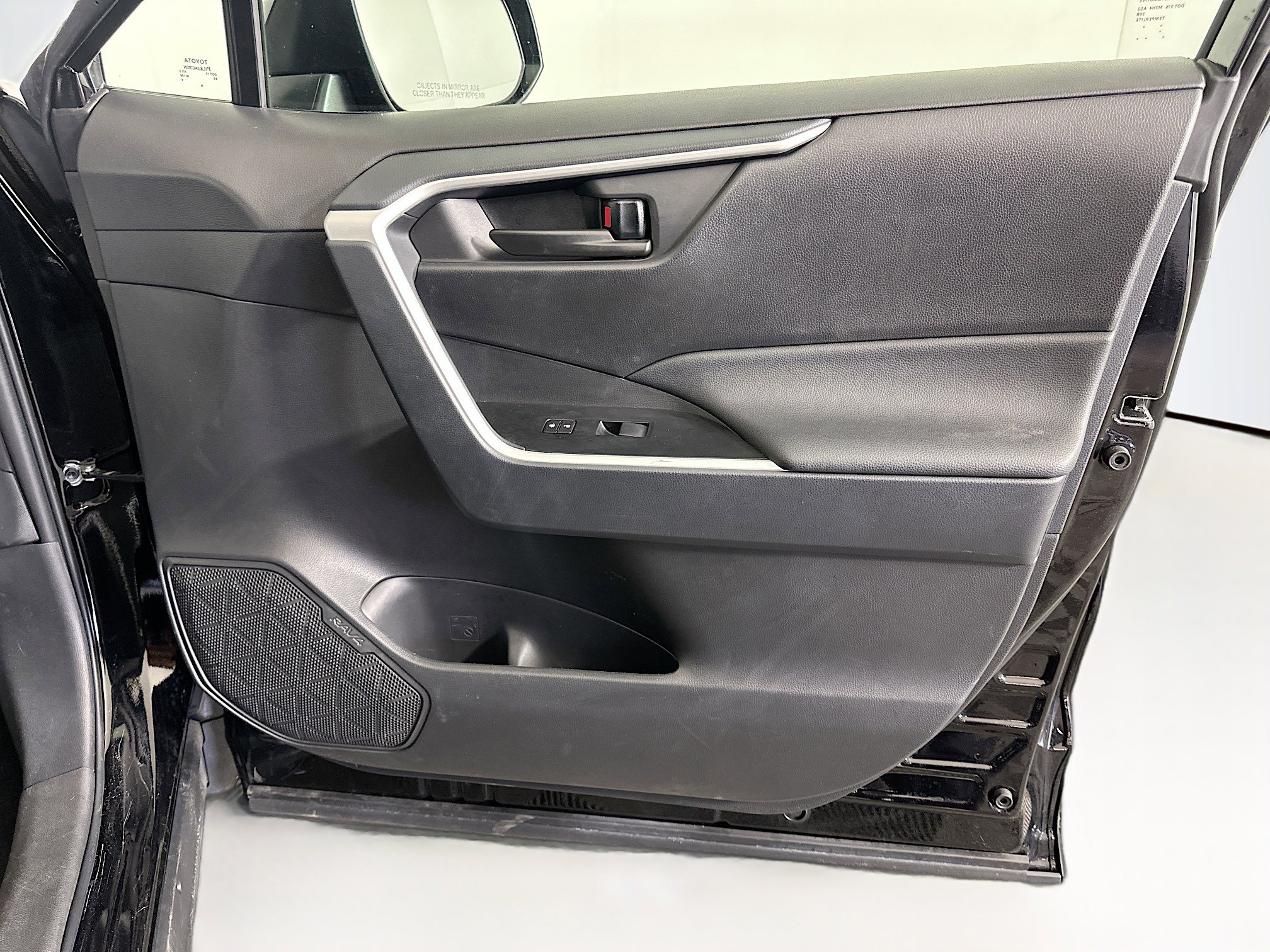 Used 2025 Toyota RAV4 LE image 31