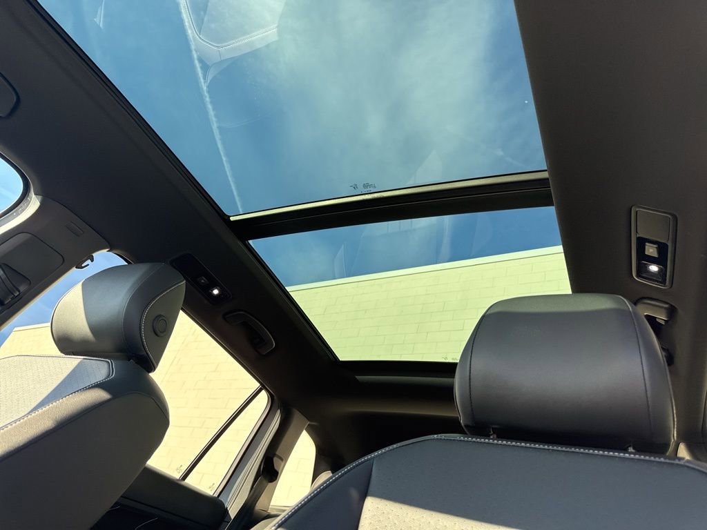 Certified 2024 Volkswagen Tiguan SE R-Line image 33