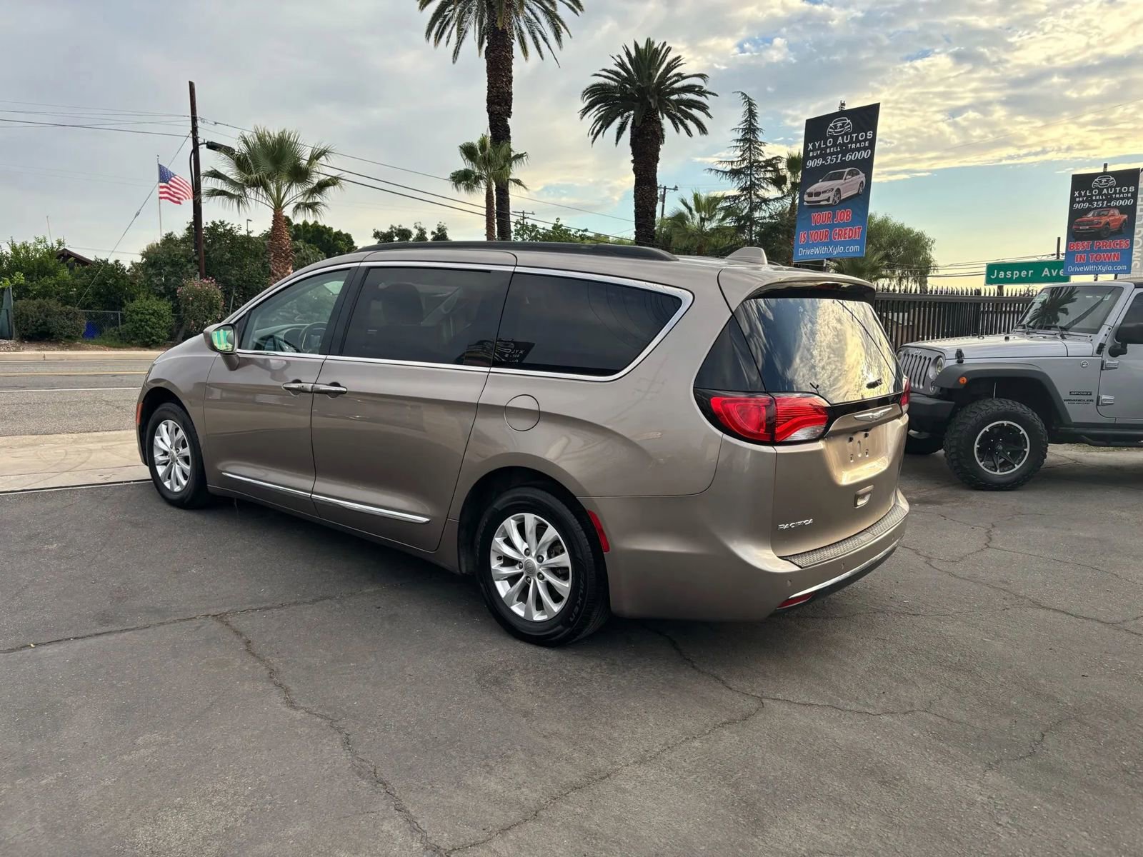 Used 2017 Chrysler Pacifica Touring-L image 8
