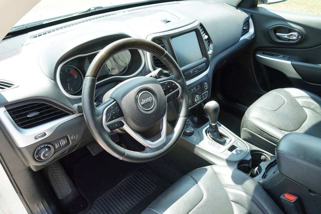 Used 2018 Jeep Cherokee Overland AWD/4WD image 16