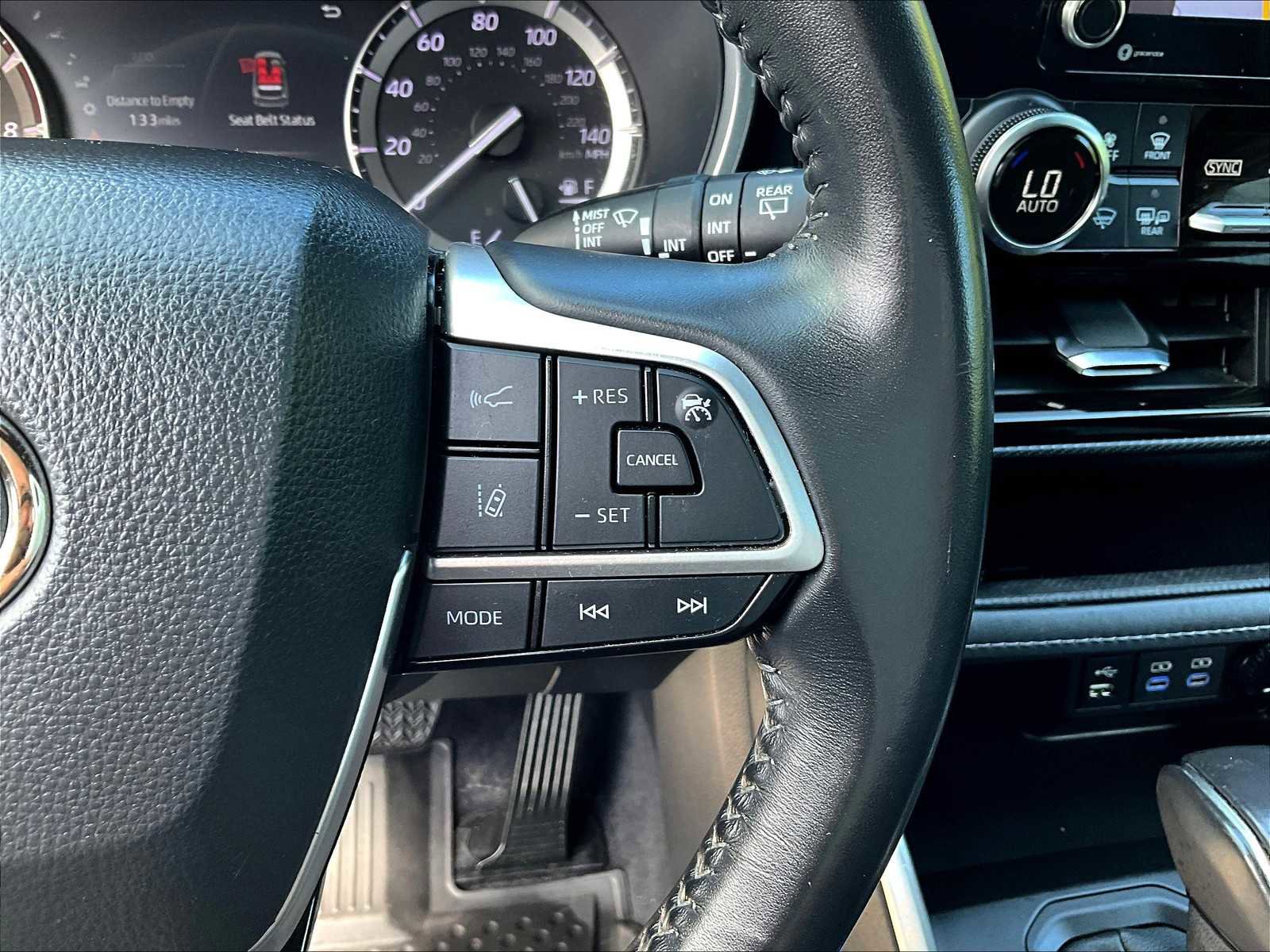 Used 2022 Toyota Highlander XSE image 25