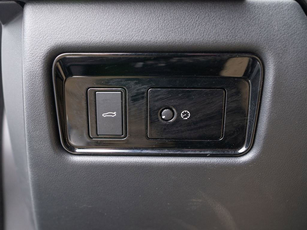 Used 2017 Jaguar XF Premium image 26