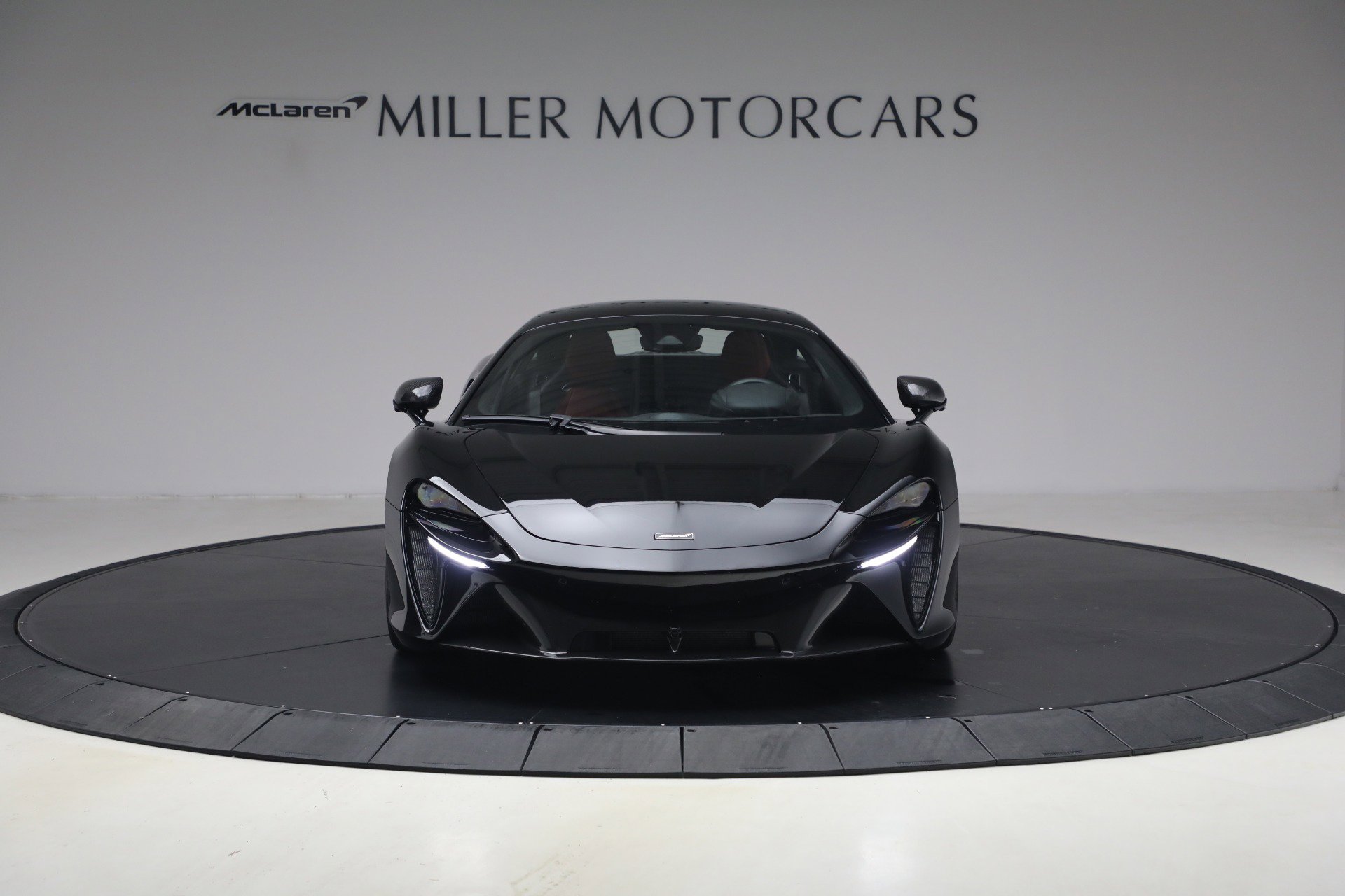 Used 2024 McLaren Artura RWD image 12