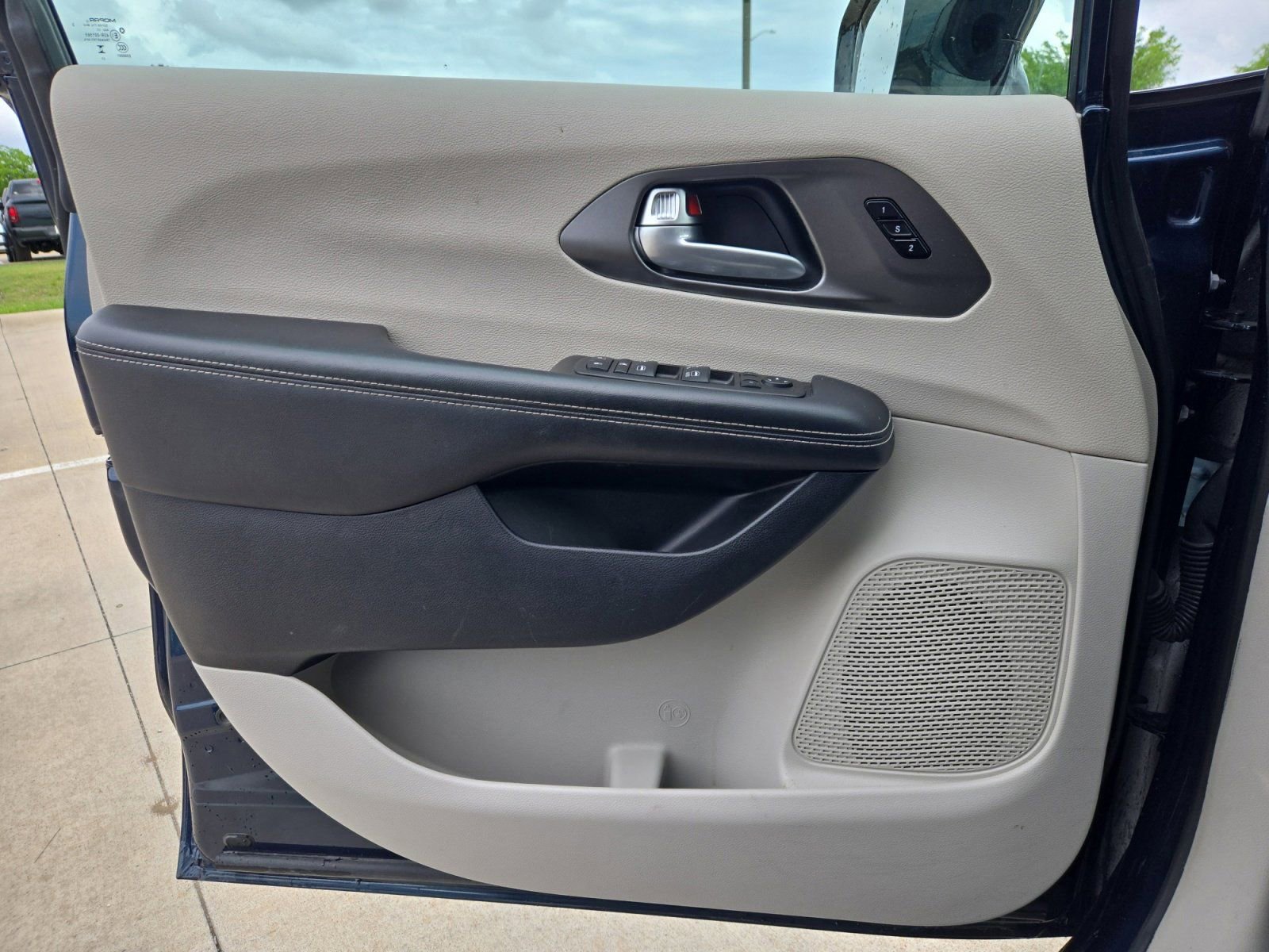 Used 2024 Chrysler Pacifica Touring-L FWD image 19