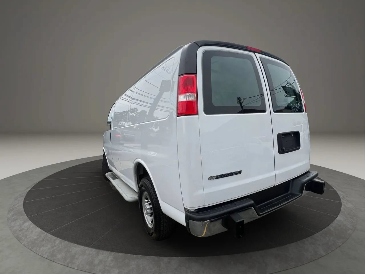 Used 2021 Chevrolet Express 2500 w/ Driver Convenience Package RWD image 3