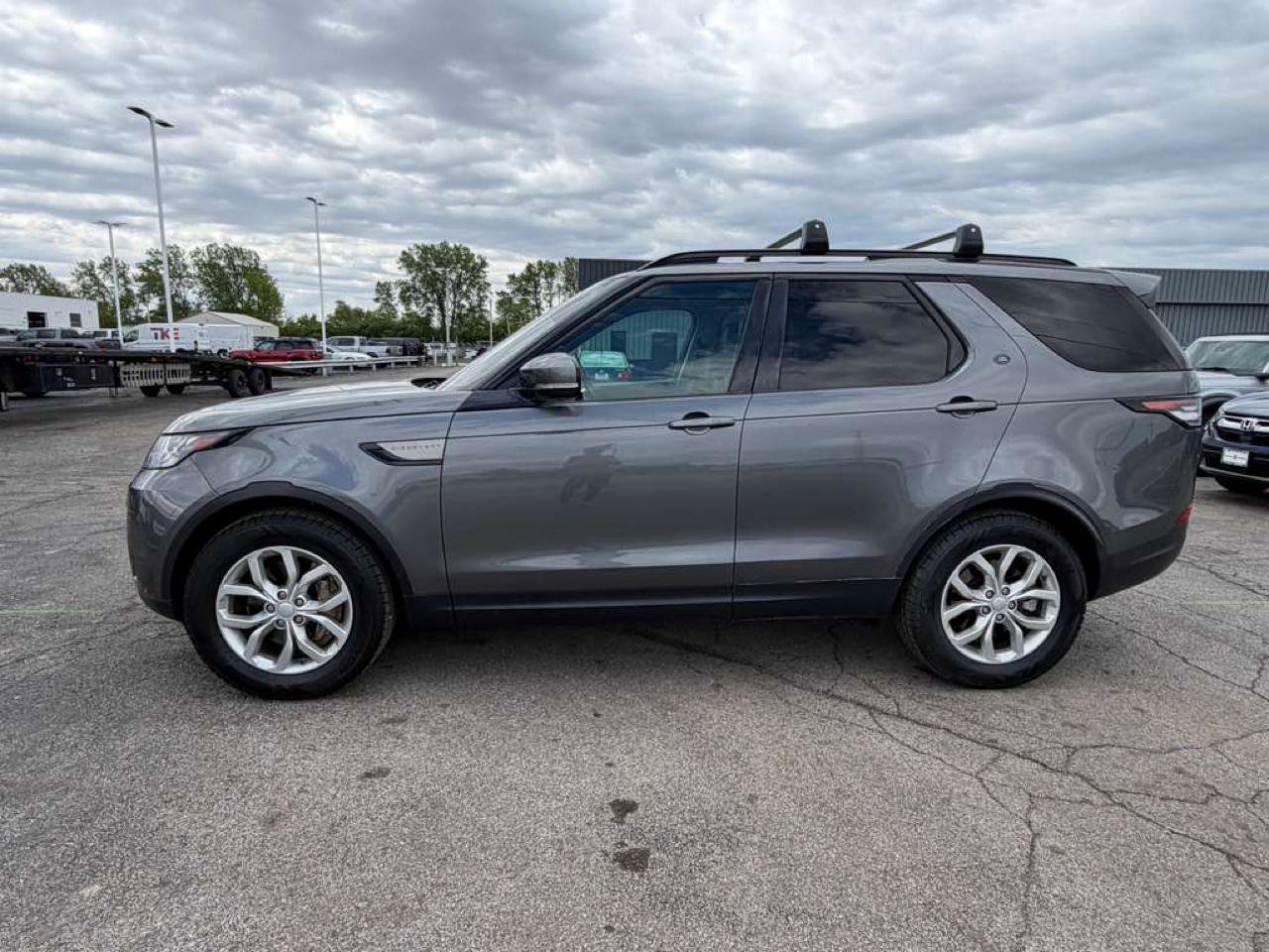 Used 2018 Land Rover Discovery SE AWD/4WD image 2