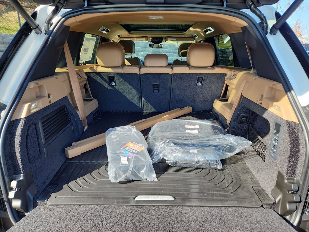 New 2026 Land Rover Range Rover Long Wheelbase SE AWD/4WD image 13