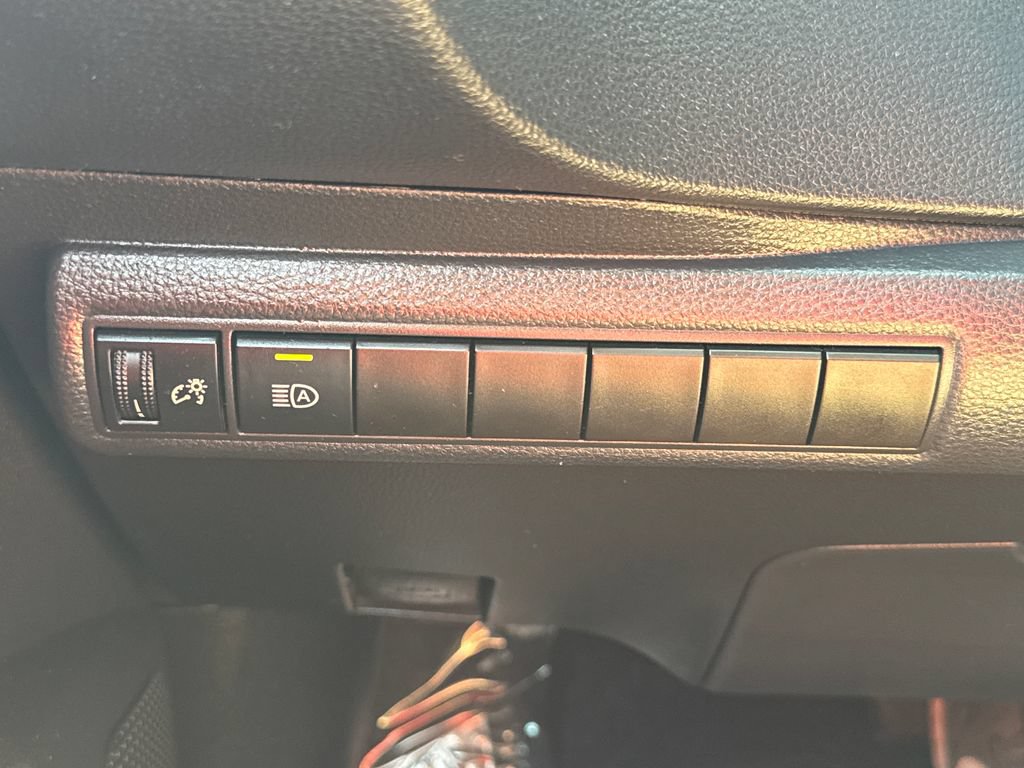 Used 2020 Toyota Corolla LE FWD image 31