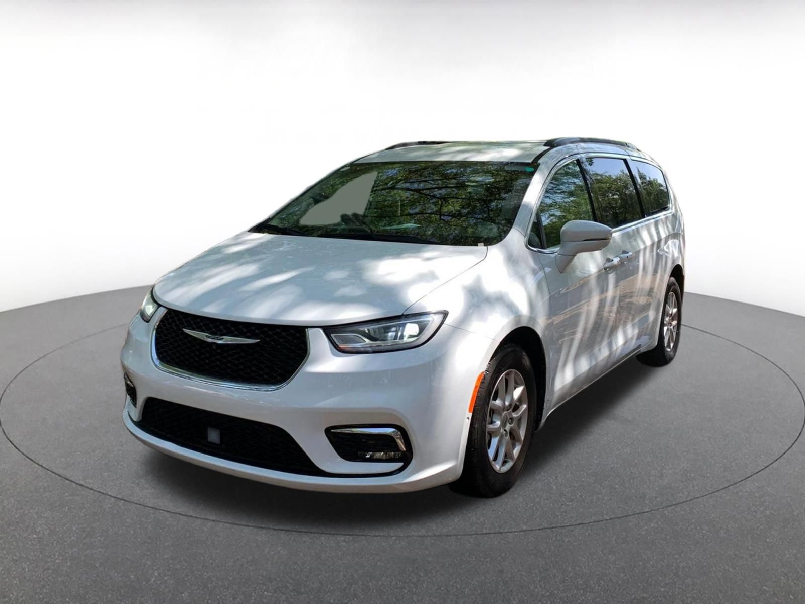 Used 2022 Chrysler Pacifica Touring-L w/ Uconnect Theater Family Group image 3