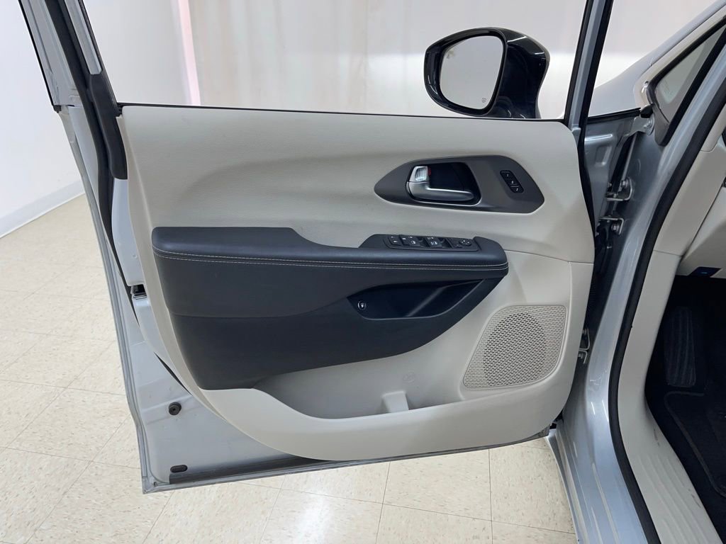 Used 2024 Chrysler Pacifica Select image 18