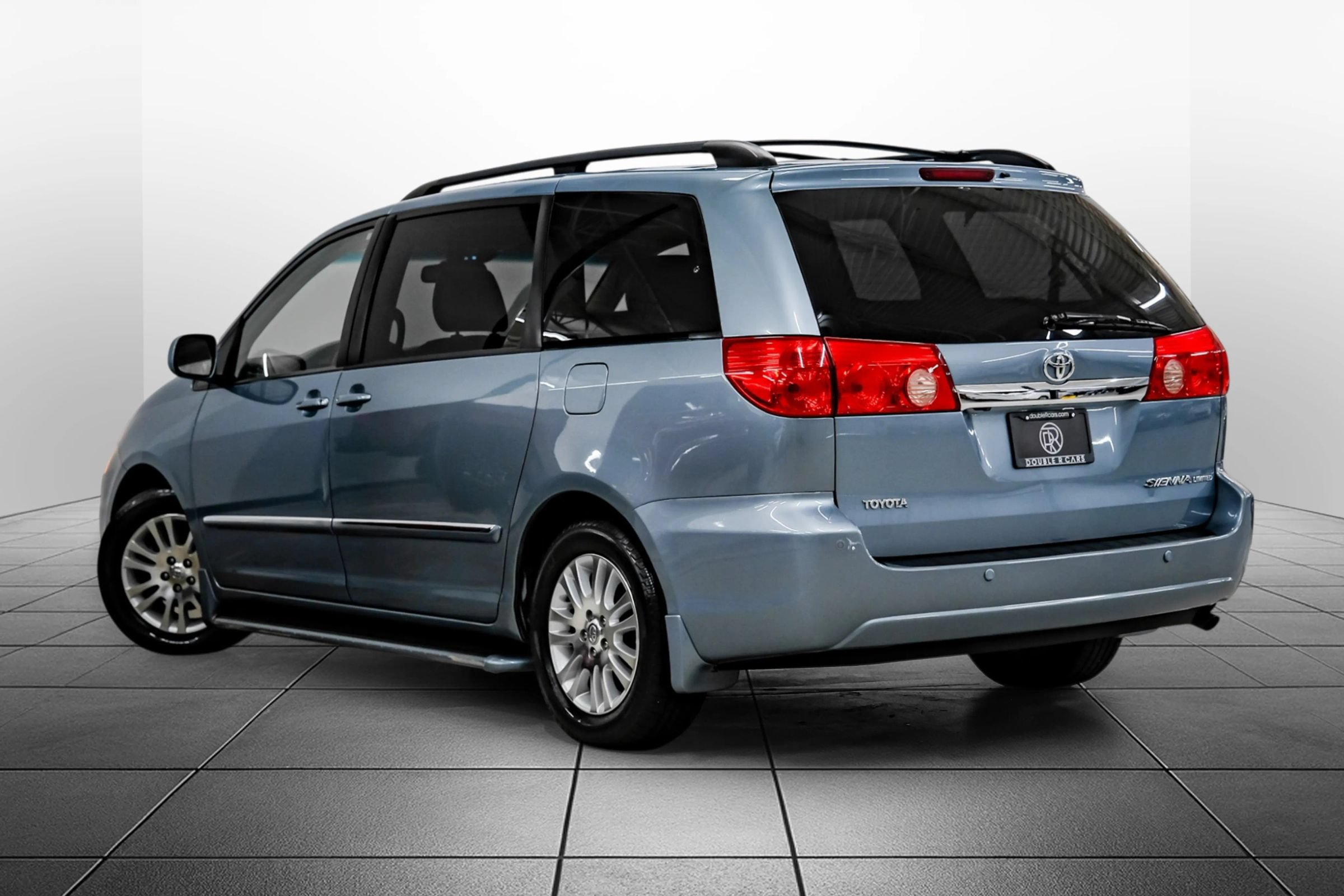 Used 2010 Toyota Sienna XLE Limited FWD image 11
