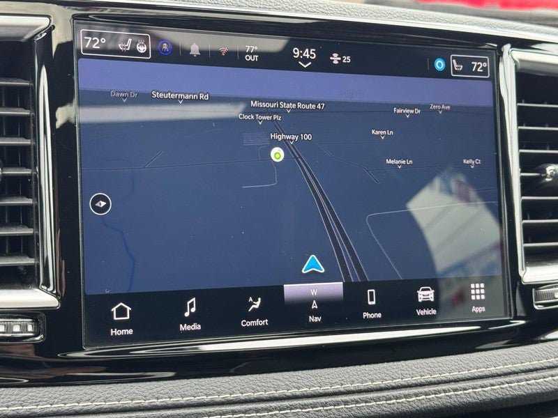 Used 2025 Chrysler Pacifica Limited FWD image 28