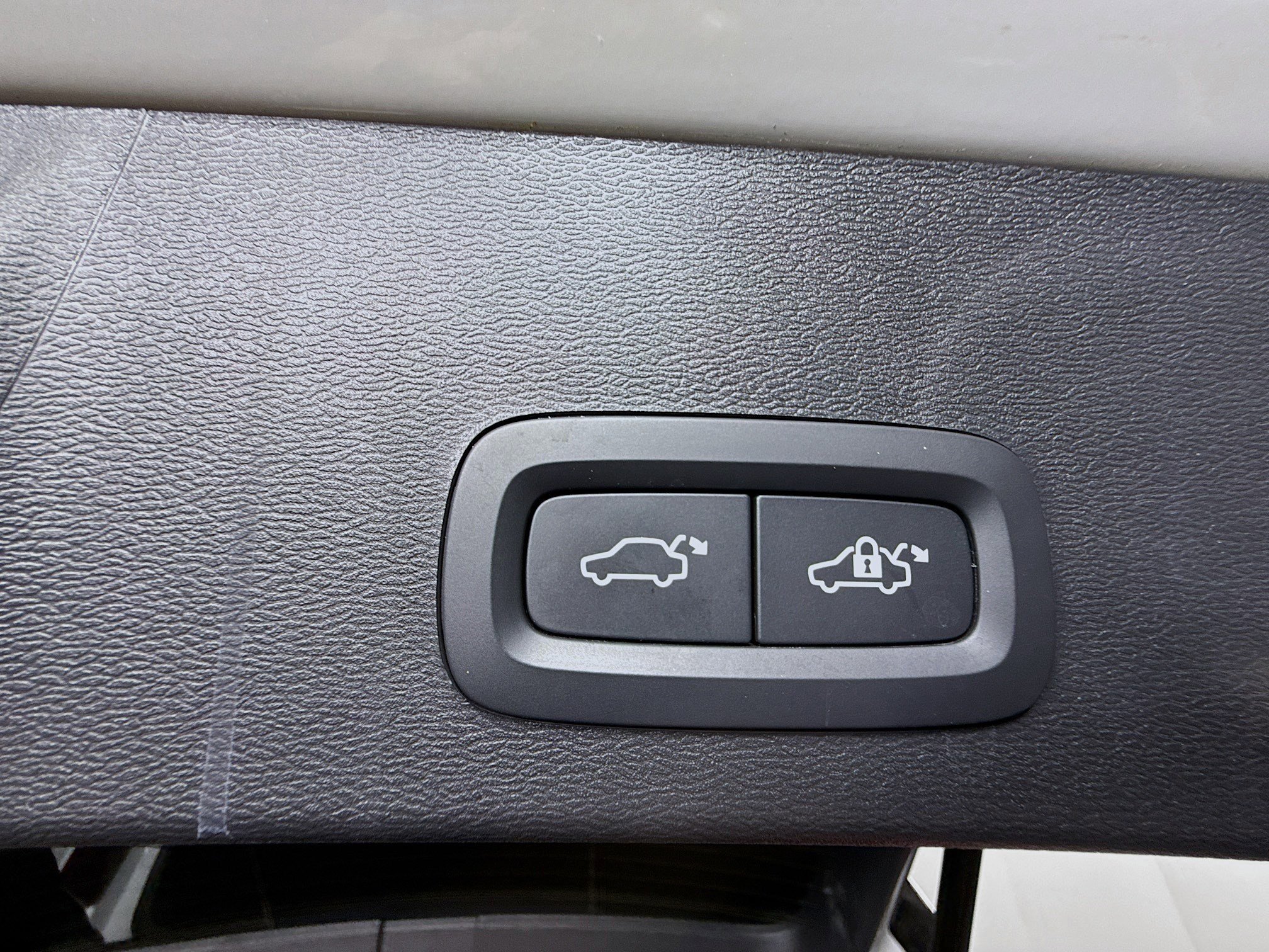 Used 2022 Volvo XC40 P8 Recharge Plus image 40