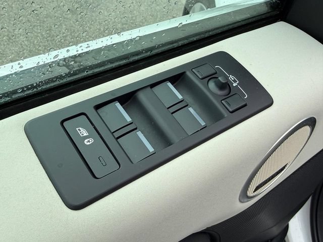 Used 2025 Land Rover Discovery S AWD/4WD image 25