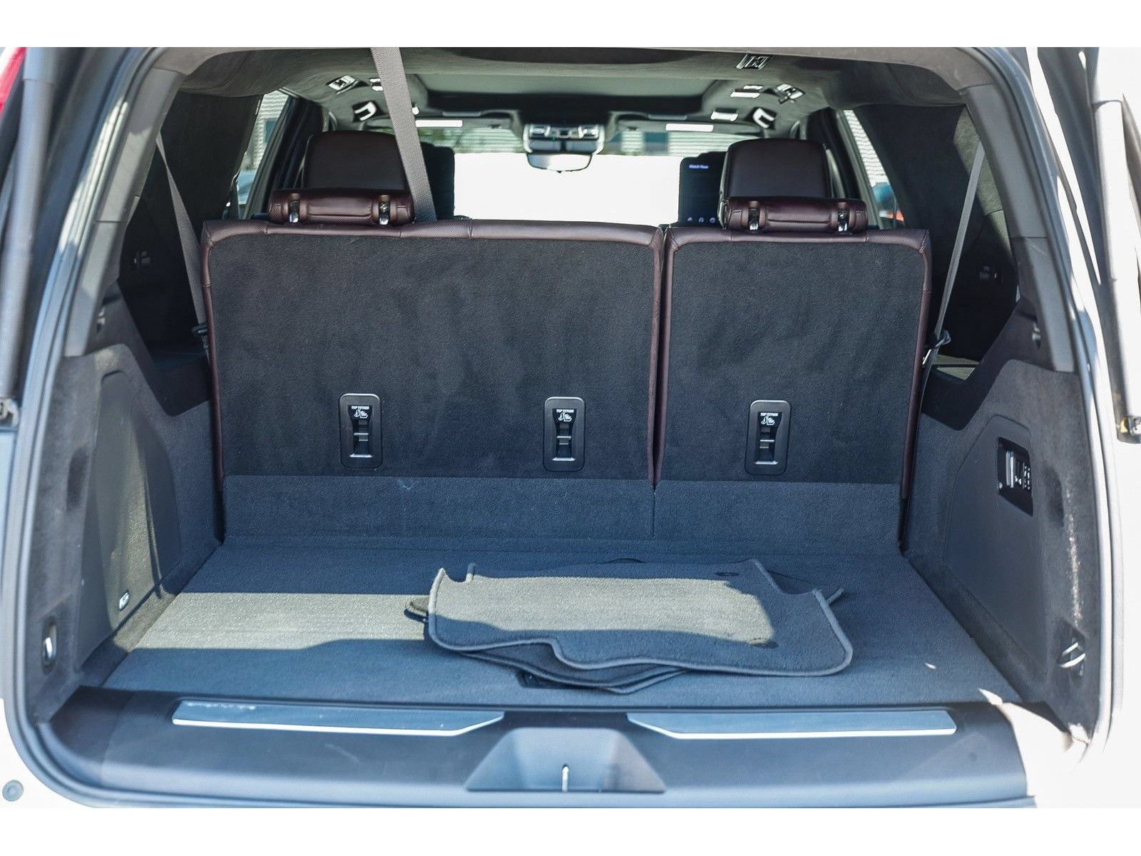 Used 2023 Cadillac Escalade ESV V w/ Heavy-Duty Trailer Package AWD/4WD image 29