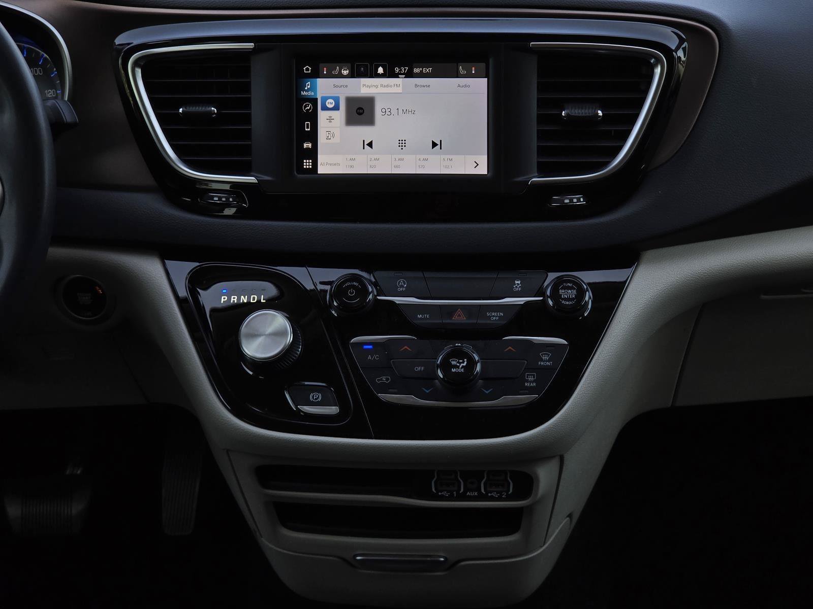 Used 2023 Chrysler Voyager LX FWD image 14