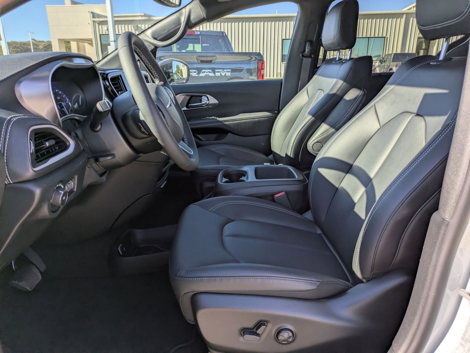 New 2026 Chrysler Pacifica Select FWD image 10
