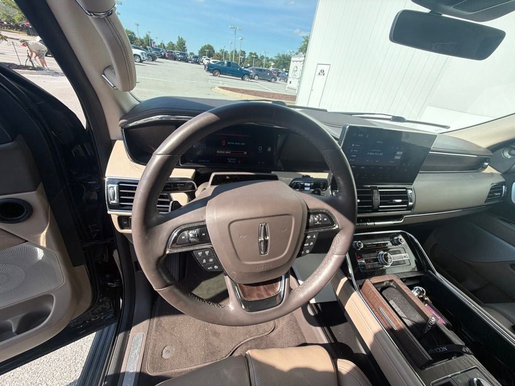 Used 2023 Lincoln Navigator L Reserve AWD/4WD image 7