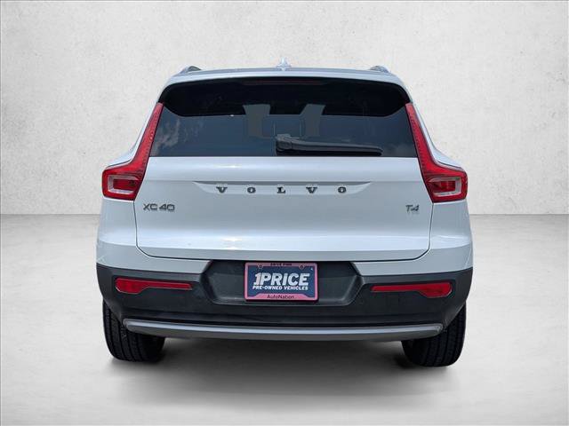 Used 2022 Volvo XC40 T4 Momentum FWD image 6
