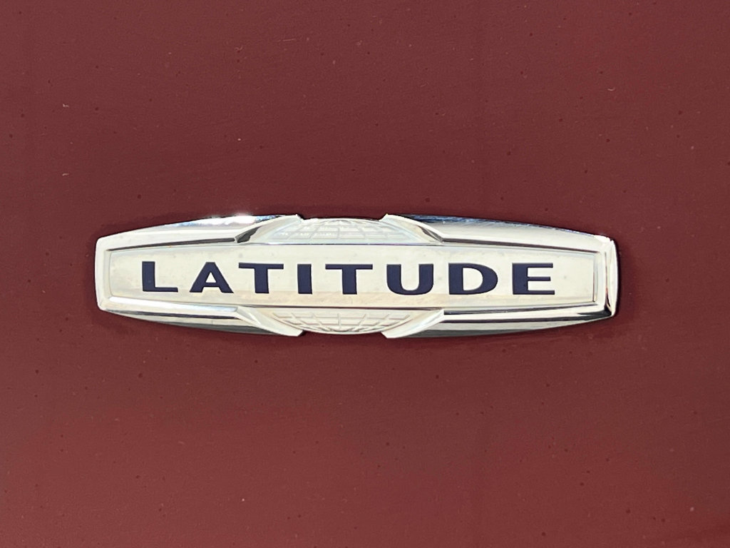Used 2019 Jeep Cherokee Latitude Plus w/ Comfort/Convenience Group FWD image 40