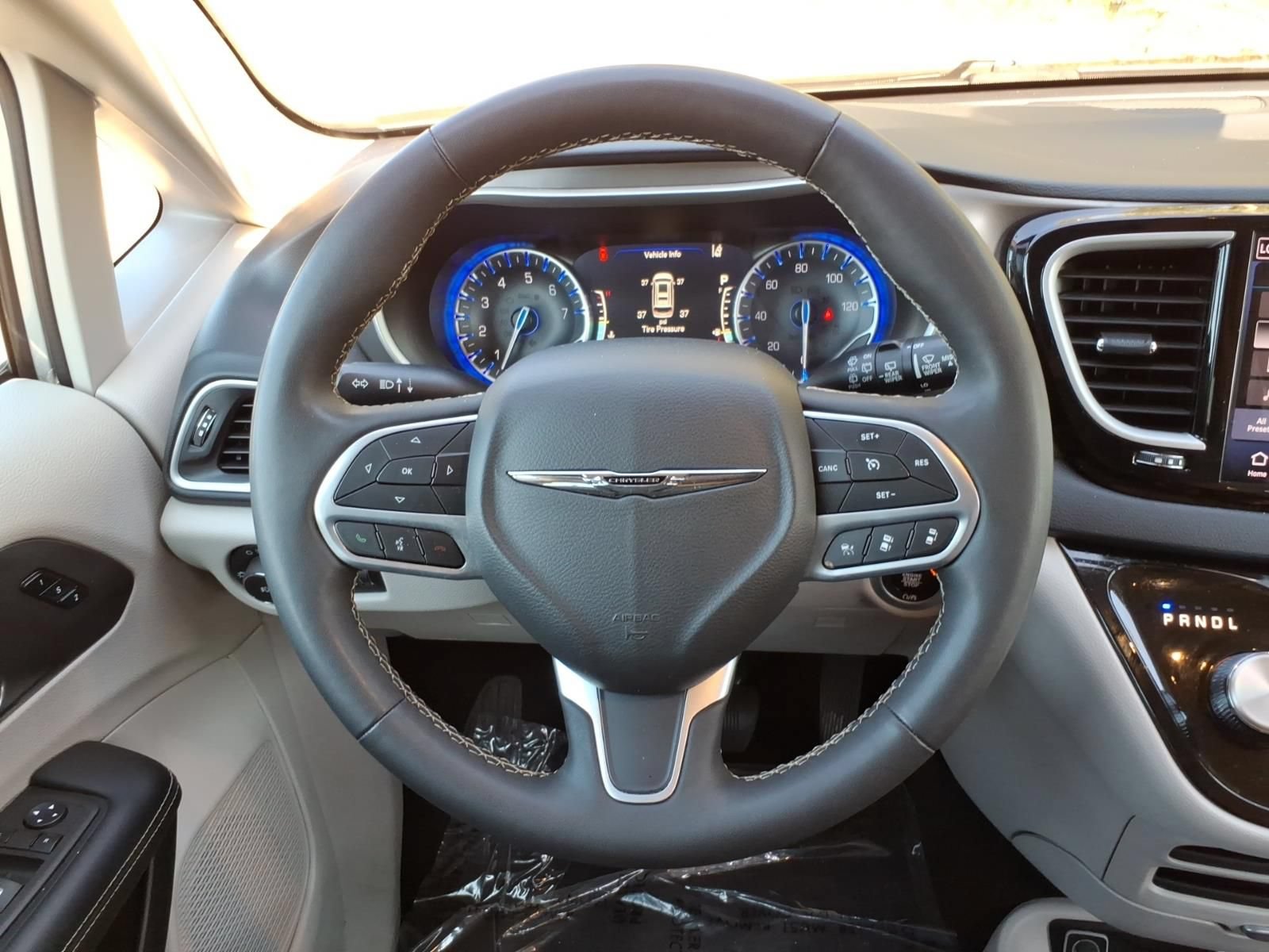 Used 2024 Chrysler Pacifica Touring-L FWD image 28